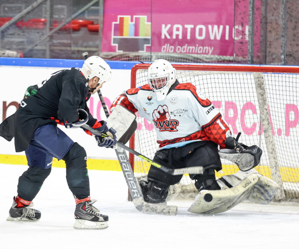 Niezwykłe chwile na lodowisku Jantor. Reprezentacja Artystów zagrała dla dzieci