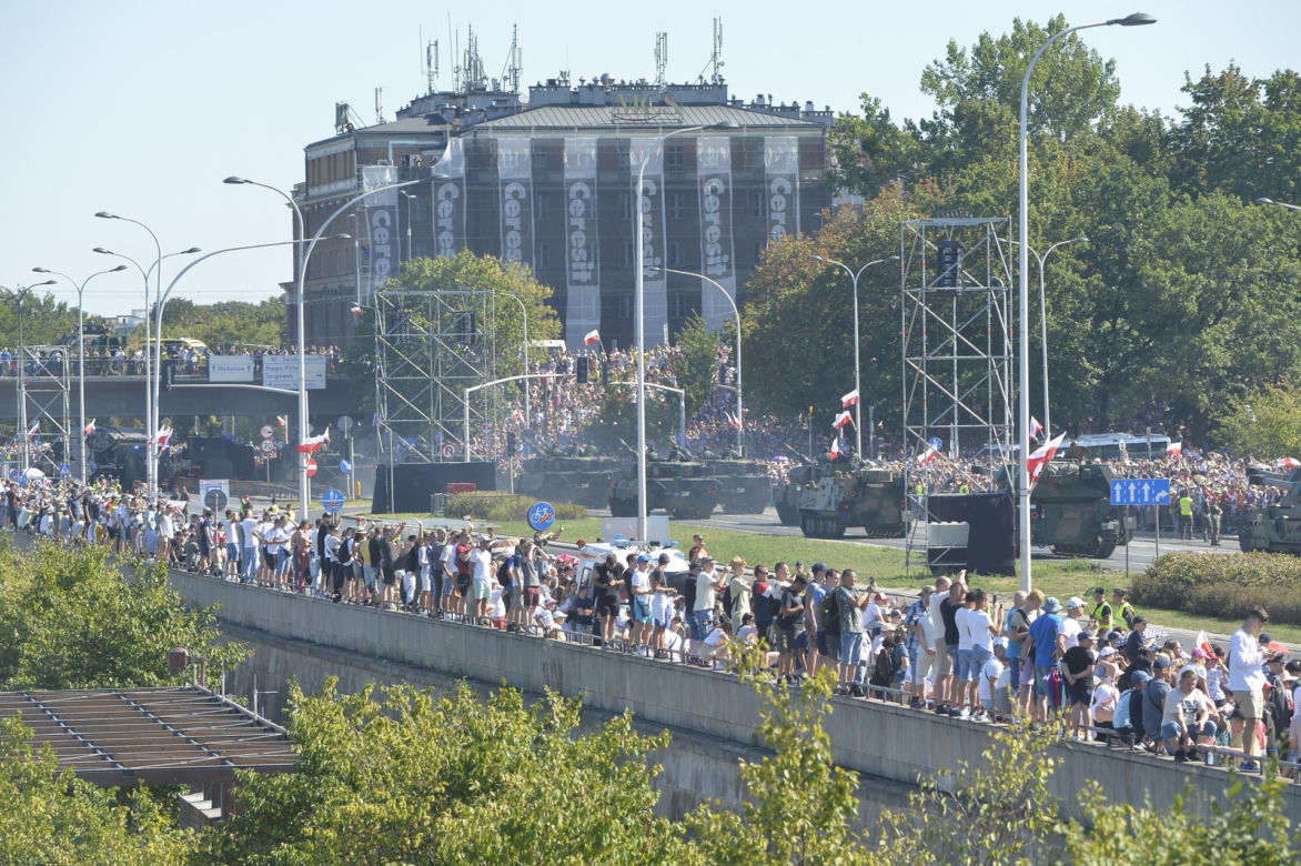 Święto Wojska Polskiego w Warszawie. Tłumy przyszły obejrzeć defiladę