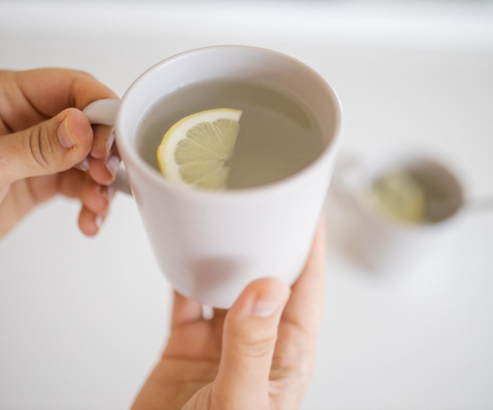 Wstajesz, pijesz i… organizm reaguje natychmiast. Gorąca woda z cytryną zaskakuje szybkim efektem