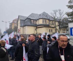 https://slaskie.eska.pl/gornicy-z-jsw-znow-protestowali-pod-ministerstwem-energii-w-katowicach-to-nie-tylko-o-barborke-chodzi-aa-fhae-P6Gi-drbJ.html