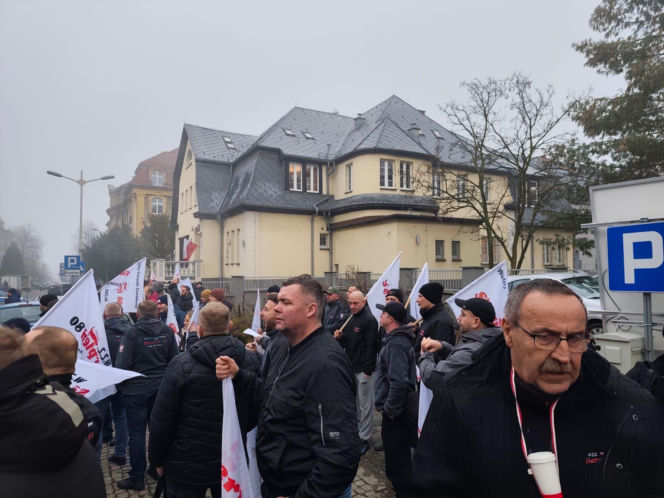 https://slaskie.eska.pl/gornicy-z-jsw-znow-protestowali-pod-ministerstwem-energii-w-katowicach-to-nie-tylko-o-barborke-chodzi-aa-fhae-P6Gi-drbJ.html