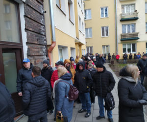 Najwytrwalsi stali od północy. Kolejka przed cukiernią na Woli
