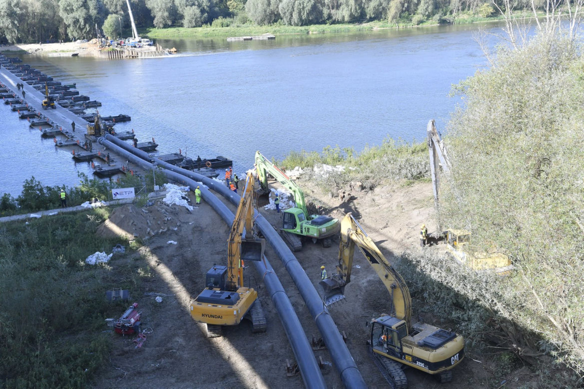 Przeciąganie rurociągu przez Wisłę