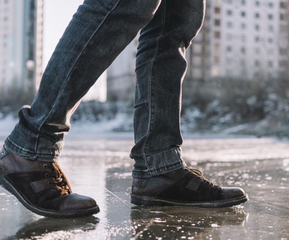 Oblodzona droga w mieście