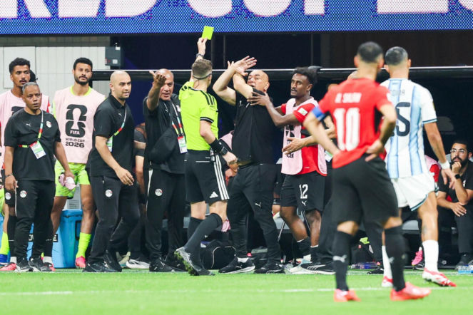 Olbrzymia afera na mundialu! Trener Egiptu oskarżył sędziego o rasizm?! Wykonał szokujący gest
