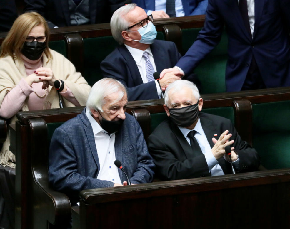 Tak maseczkę w Sejmie nosił Ryszard Terlecki. Teraz ma koronawirusa