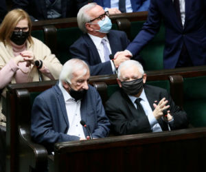 Tak maseczkę w Sejmie nosił Ryszard Terlecki. Teraz ma koronawirusa
