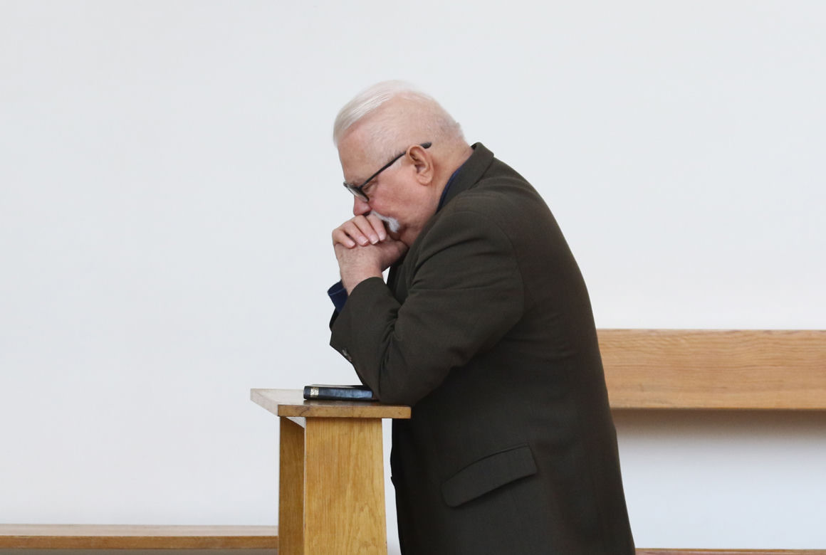 Wałęsa obwieszony ważnymi symbolami. Tak przyjechał do kościoła 