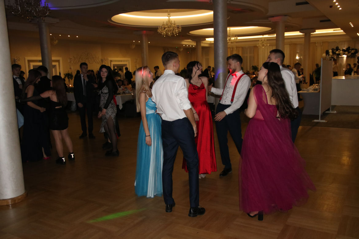 Zabawa studniówkowa Technikum nr 10 w Rzeszowie. Tak bawili się tegoroczni maturzyści [GALERIA]