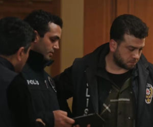Złoty chłopak, odcinek 329: Nalot policji na dom Saffeta! To tam miały być przetrzymywane Duru i Hatice?