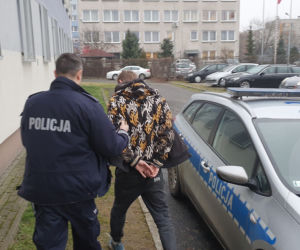 Izbica Kujawska. Desperat groził policjantom ŚMIERCIĄ! Użył NOŻY!