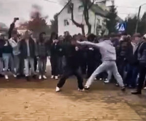 Uczniowie urządzili sobie „ustawkę” pod szkołą! Bójka na oczach tłumu. Nagrania trafiły do sieci