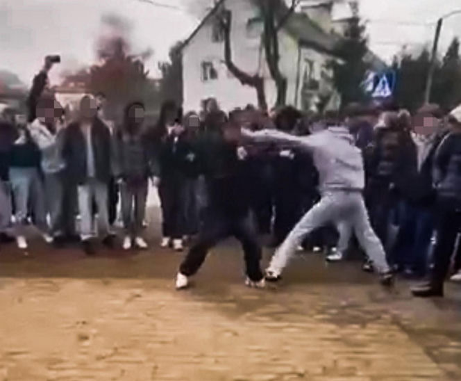 Uczniowie urządzili sobie „ustawkę” pod szkołą! Bójka na oczach tłumu. Nagrania trafiły do sieci