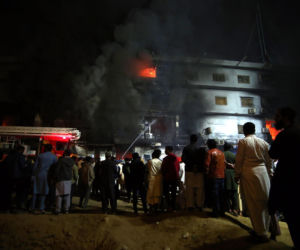 Pakistan/ Co najmniej 11 ofiar śmiertelnych pożaru w centrum handlowym w Karaczi