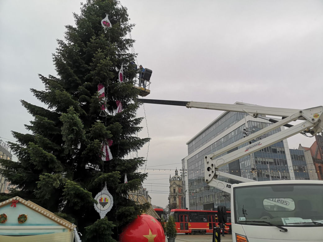 W Katowicach czuć już święta! Na rynku trwa strojenie choinki i montaż lodowiska [ZDJĘCIA]
