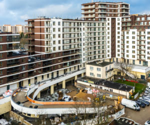 Dom otoczony blokiem przy ul. Bacha 35 w Warszawie