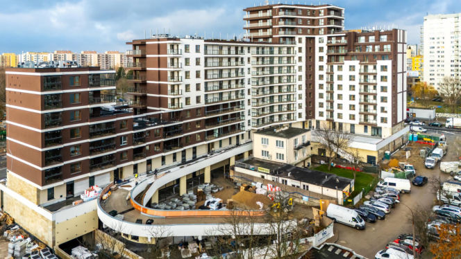 Dom otoczony blokiem przy ul. Bacha 35 w Warszawie