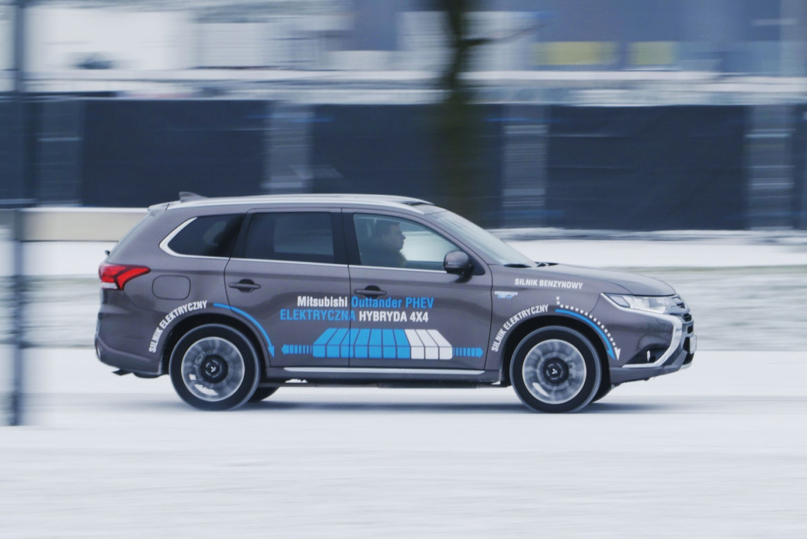 Mitsubishi Outlander PHEV lifting 2016