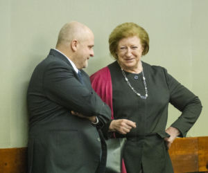 Była pierwszą kobietą na stanowisku premiera III RP. Już po roku złożyła dymisję