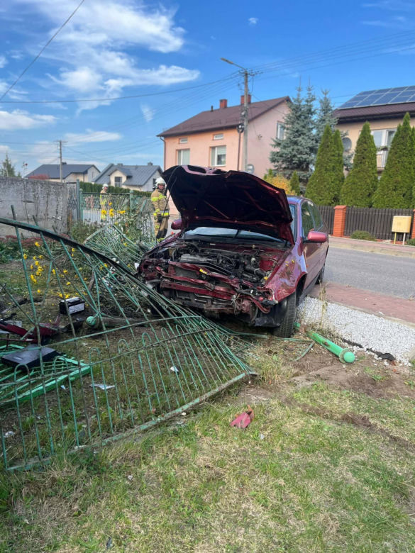 Dachowanie w Tokarni. 19-latek stracił panowanie nad Nissanem