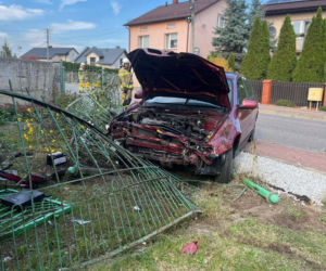 Dachowanie w Tokarni. 19-latek stracił panowanie nad Nissanem