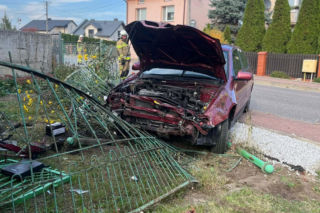 Dachowanie w Tokarni. 19-latek stracił panowanie nad Nissanem