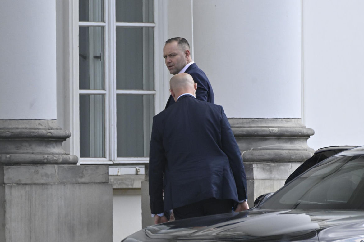 Karol Nawrocki który odbiera Kasię ze szkoły.