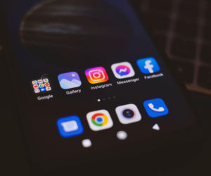 Jak media społecznościowe zmieniają nasze przywiązanie? Odkryj nową strategię