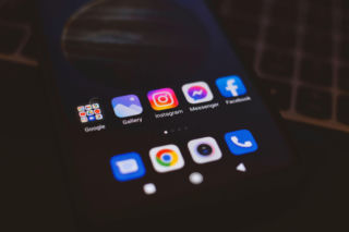 Jak media społecznościowe zmieniają nasze przywiązanie? Odkryj nową strategię