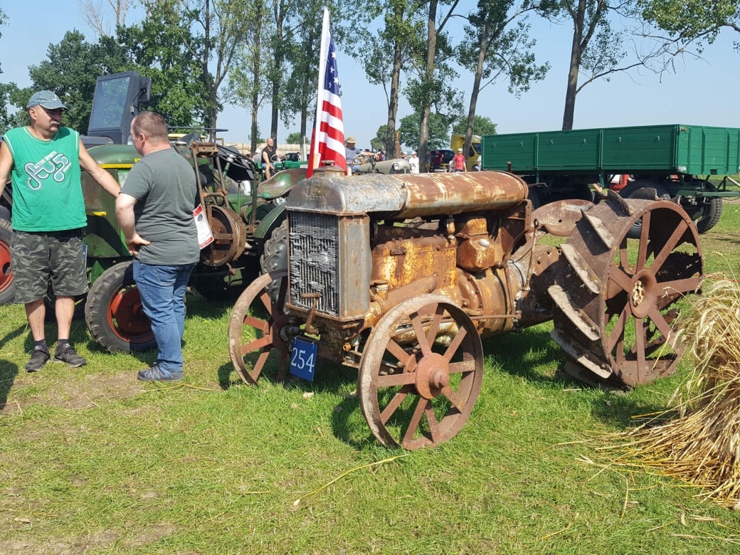 Festiwal starych ciągników w Wilkowicach. Setki maszyn, tysiące widzów i upał