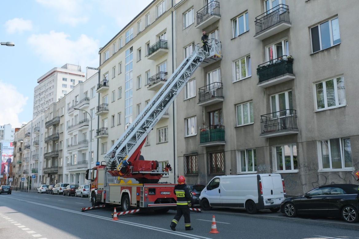  Poszukiwana kobieta zabarykadowała się w mieszkaniu