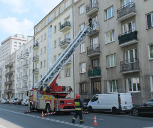  Poszukiwana kobieta zabarykadowała się w mieszkaniu
