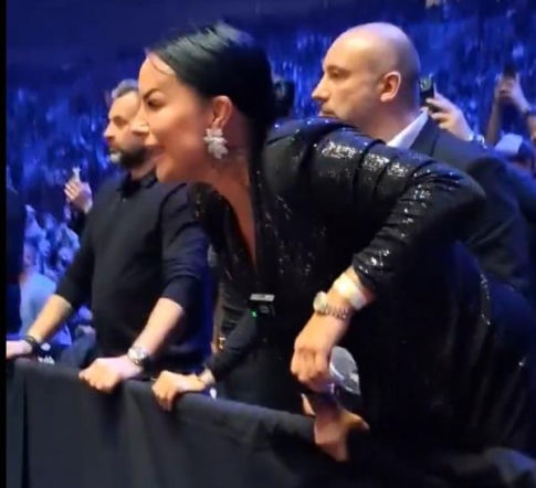 Kamila Wybrańczyk podczas walki Artura Szpilki na KSW