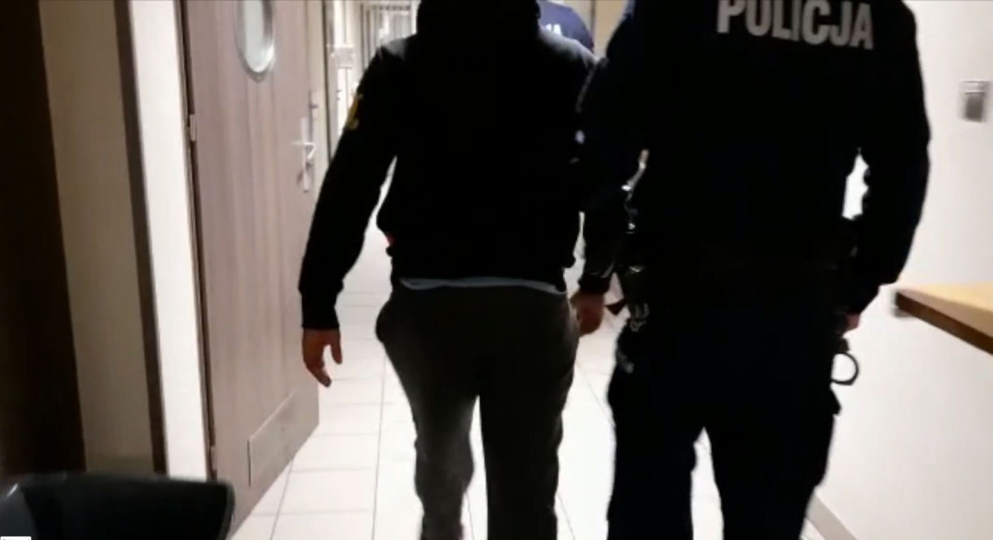 Miał do odsiadki 2 lata, teraz grozi mu nawet 10. Próbował rozjechać policjantów!