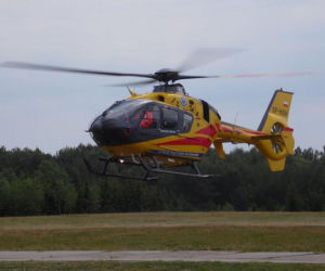 Kierowca zasłabł na drodze koło Torunia. Policja, świadkowie i helikopter w akcji