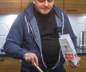 Paweł Kowal z synem gotują kartoflankę