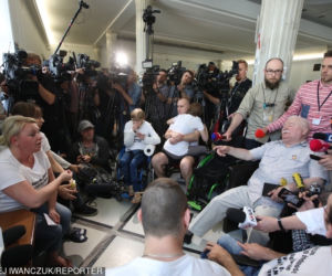 Lech Wałęsa spotkał się z niepełnosprawnymi protestującymi w Sejmie