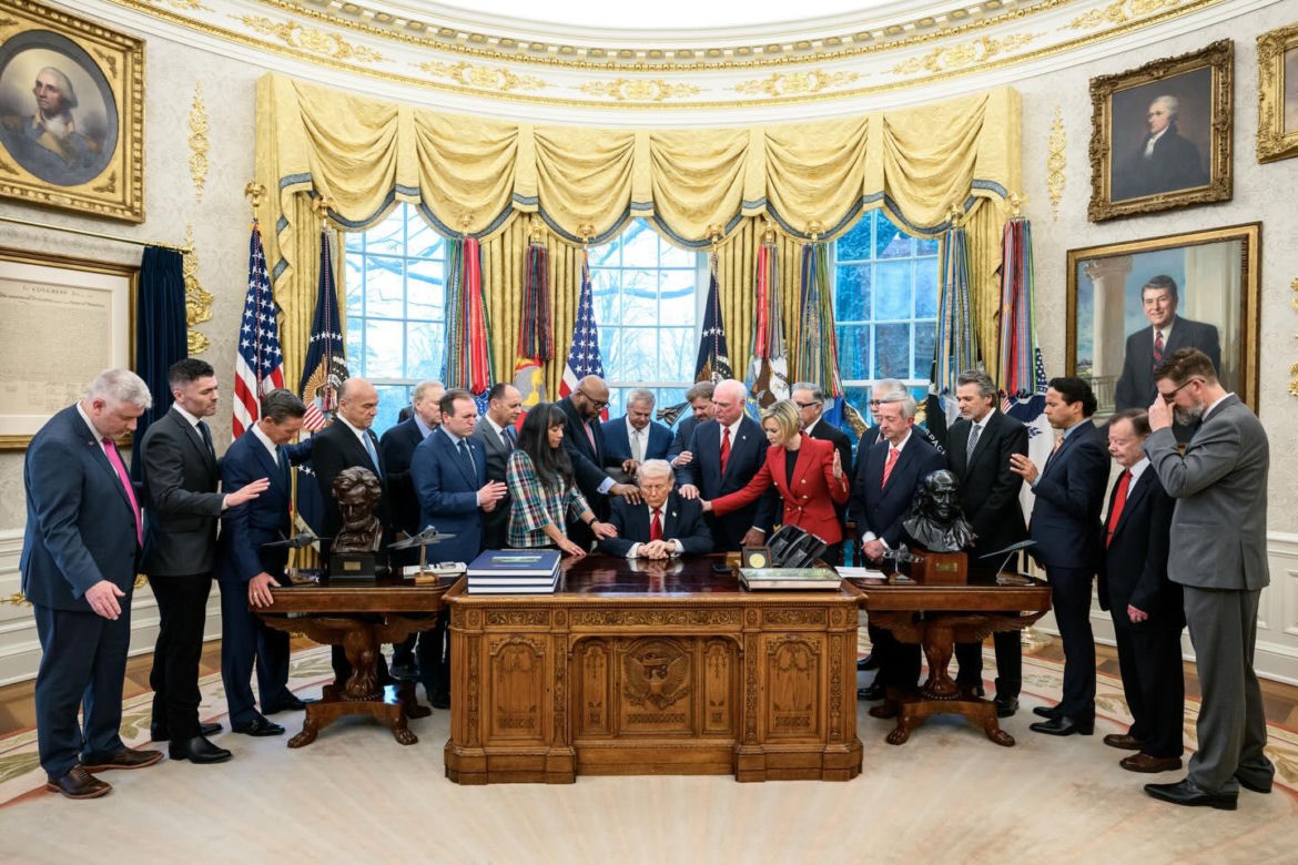 Modlitwa za Donalda Trumpa w Gabinecie Owalnym