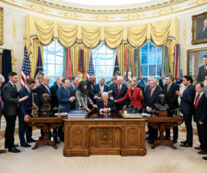 Modlitwa za Donalda Trumpa w Gabinecie Owalnym