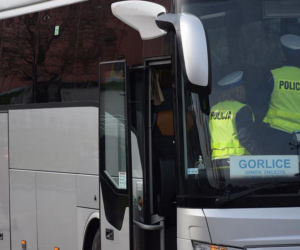 Krakowska policja kontroluje komunikację miejską, parki i skwery