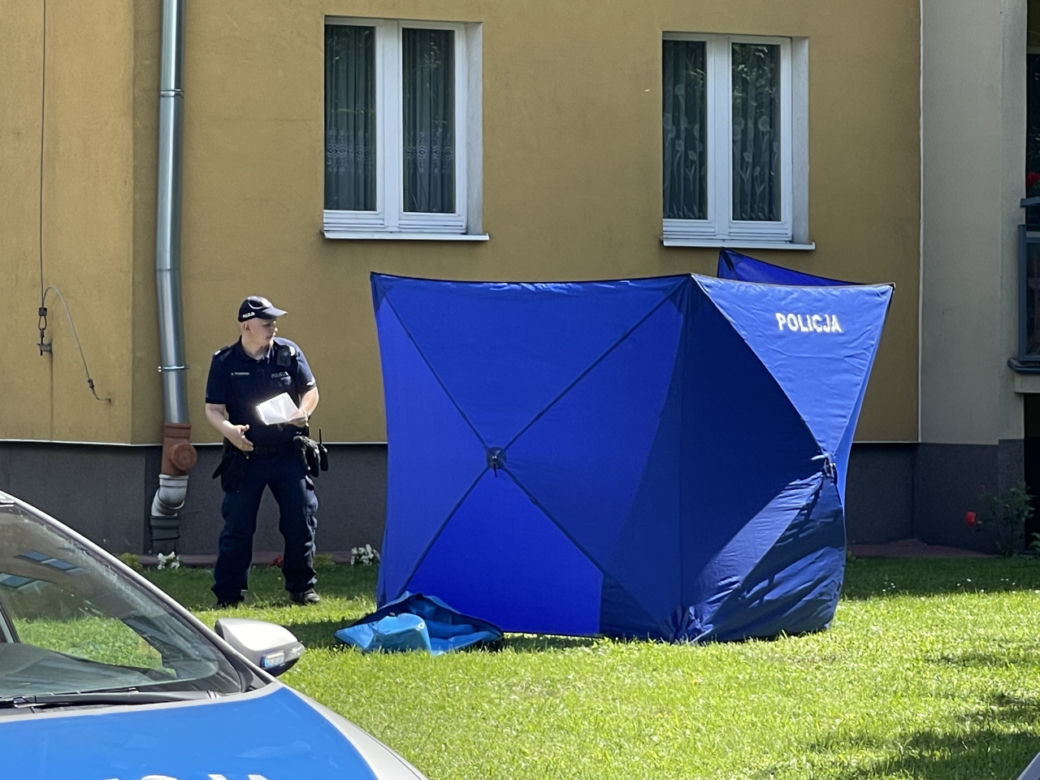 Tragedia w Ursusie. Mężczyzna spadł z 10. piętra bloku 