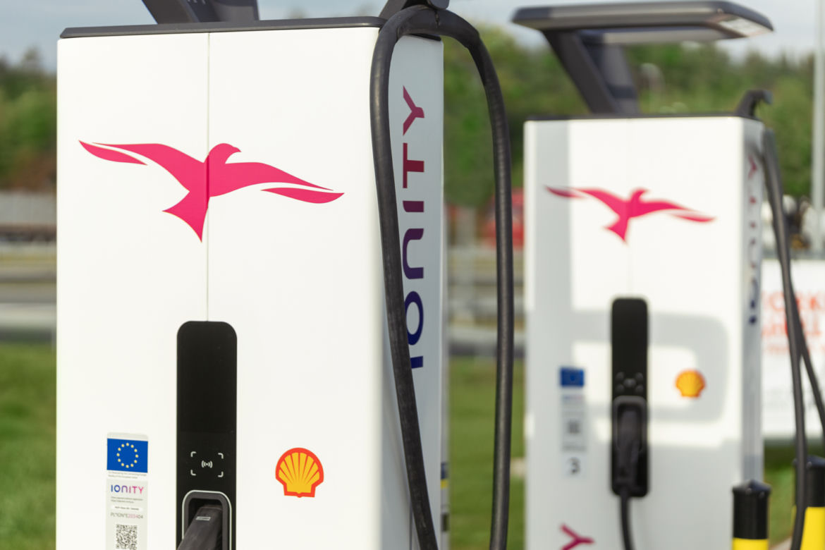 Shell i IONITY uruchamiają pierwsze w Polsce stacje dużej mocy do ładowania pojazdów elektrycznych