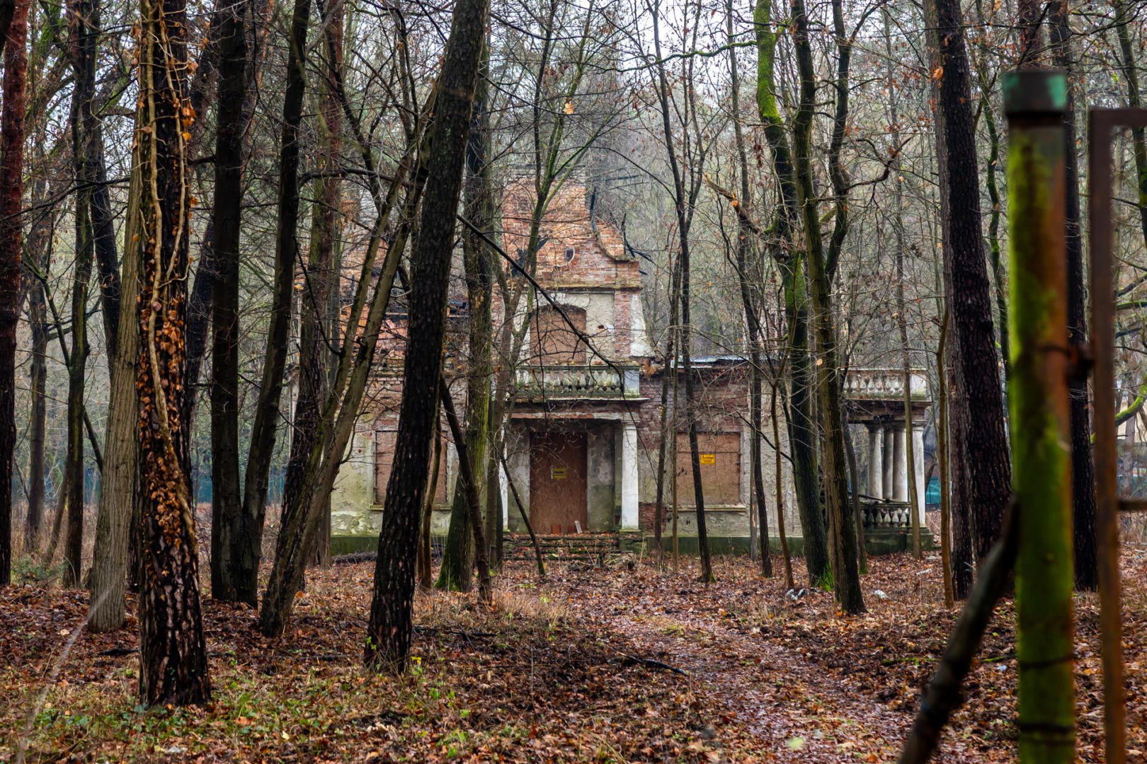 Opuszczona willa w Konstancinie