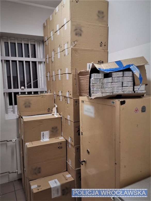 Pijany kierowca wiózł prawie pół miliona nielegalnych papierosów