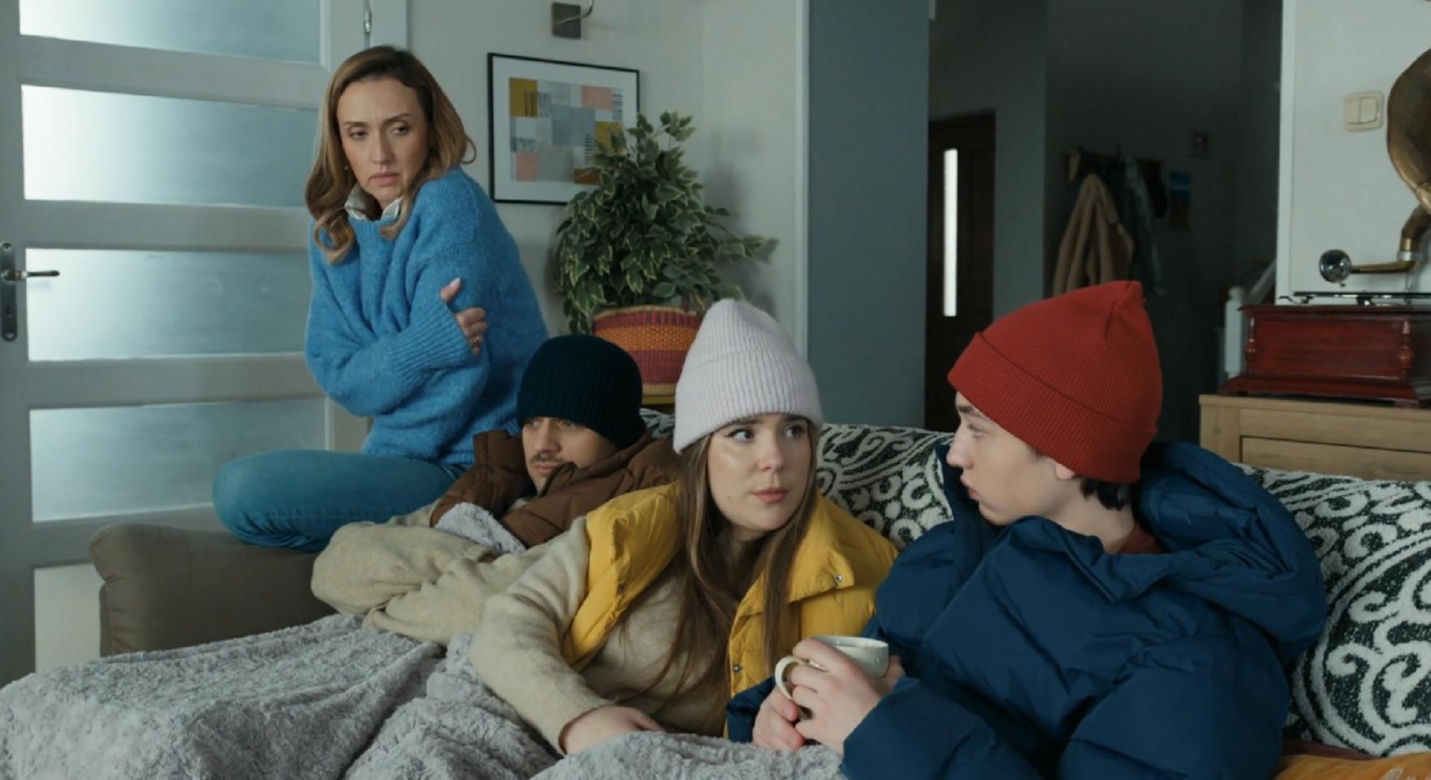 Barwy szczęścia odc. 3401. Asia (Anna Gzyra), Agata (Natalia Zambrzycka), Ignacy (Olaf Staszkiewicz), Emil (Artem Malaszczuk)