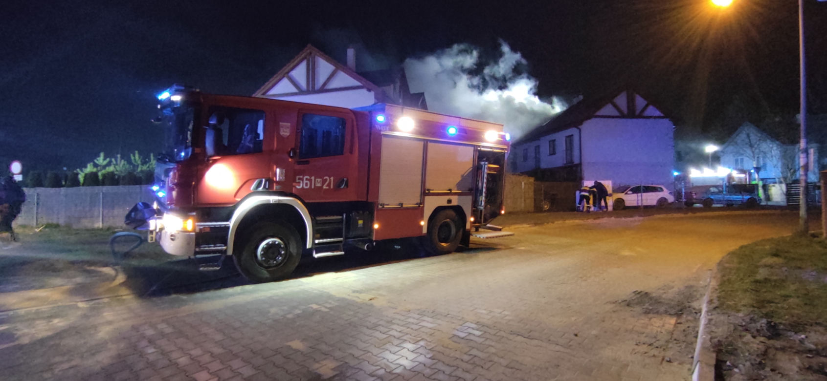 Ogromne kłęby dymu i płomienie. Cztery domy pod Piasecznem uległy uszkodzeniu w pożarze