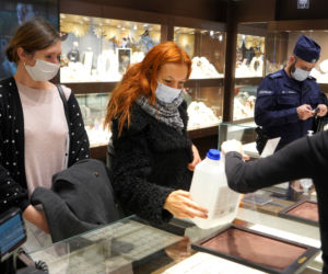 Nalot policji i sanepidu na bydgoskie galerie handlowe