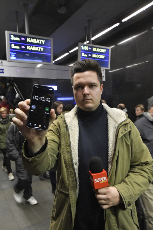 Dantejskie sceny na stacji metra Świętokrzyska. Tłum nie mieści się w korytarzach