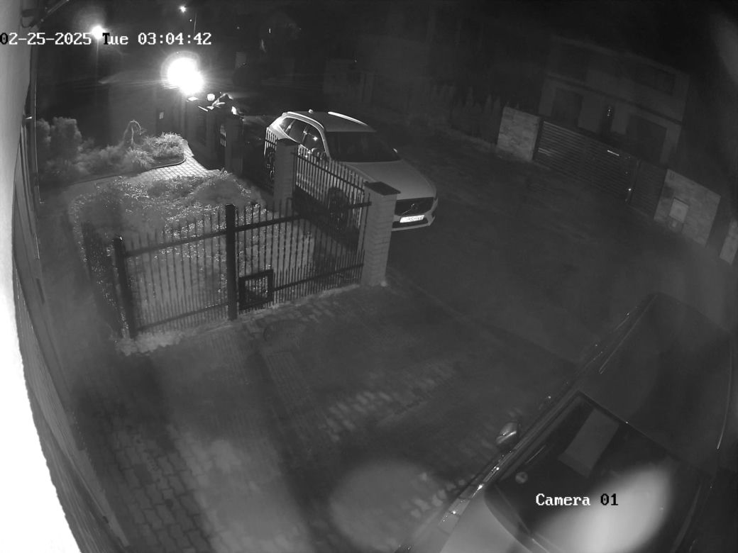 Ktoś rozpylił śmierdzącą substancję na samochód i budynek