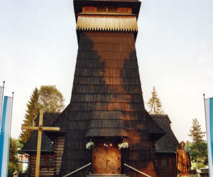 Pomnik Jana Pawła II przy kościele parafialnym w Groniu